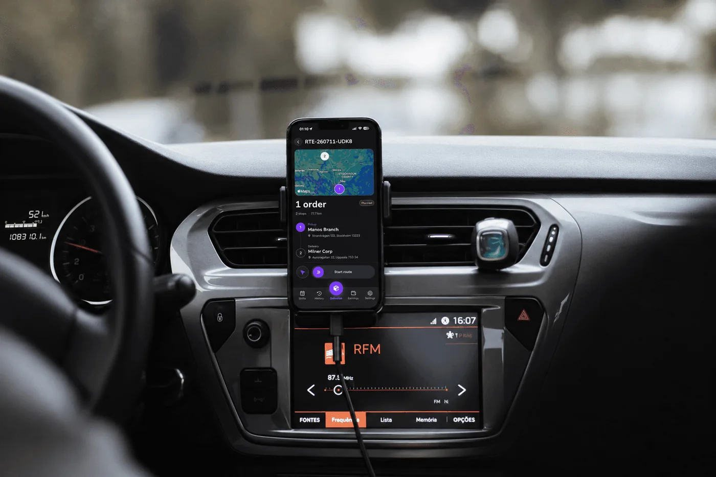 Univooz Go running on a phone mounted in a delivery car